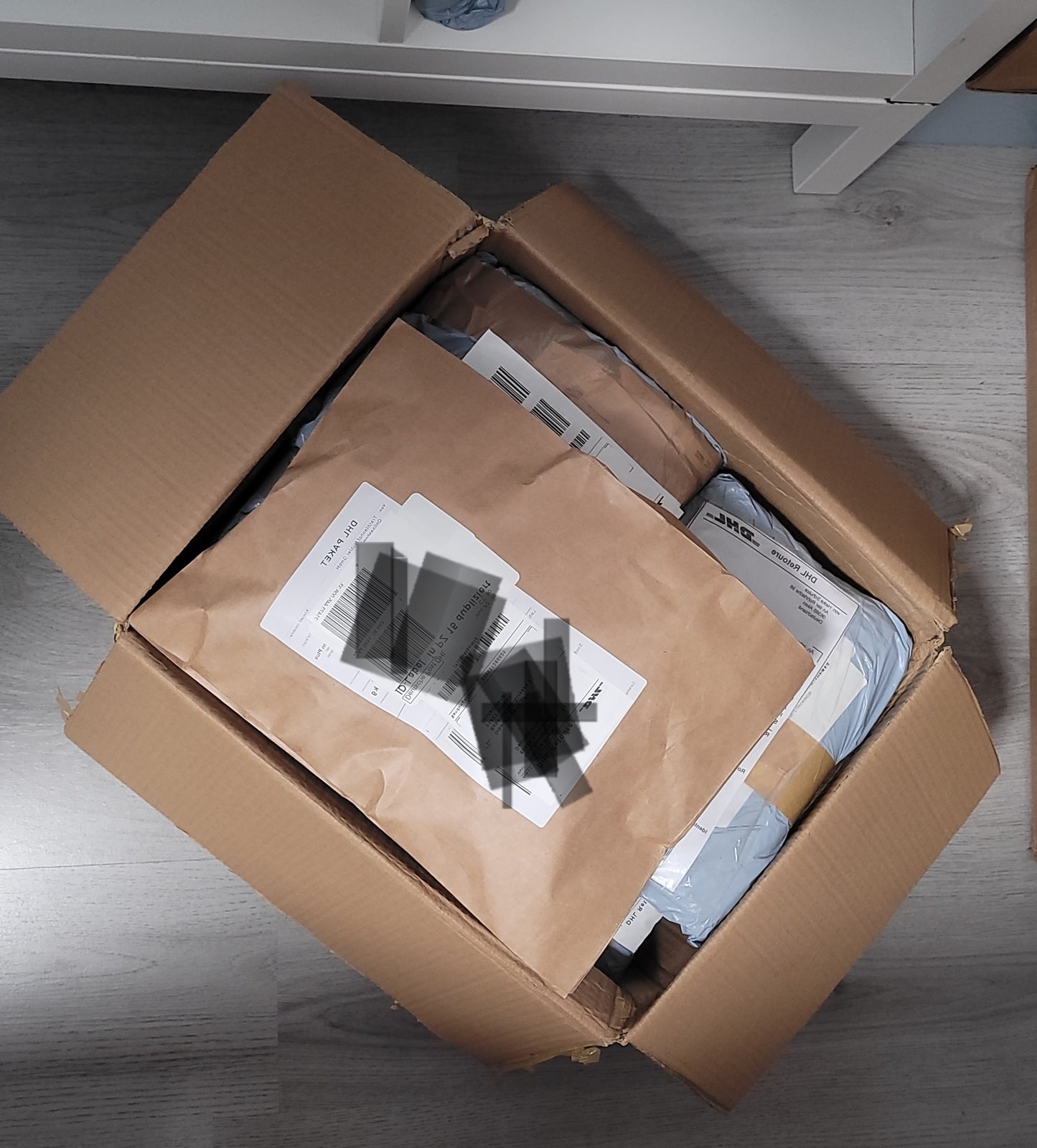 Ein Karton voll mit Mittelgroßen bis kleine Packs 17 Stück nur 1 mal da